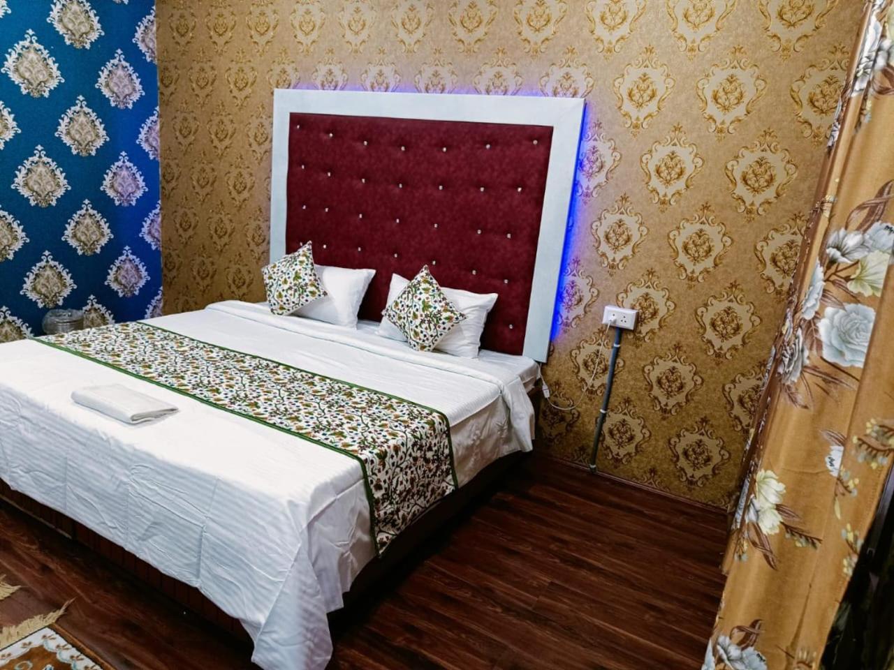 Kashmir Hill Town Hotel ศรีนาการ์ ภายนอก รูปภาพ
