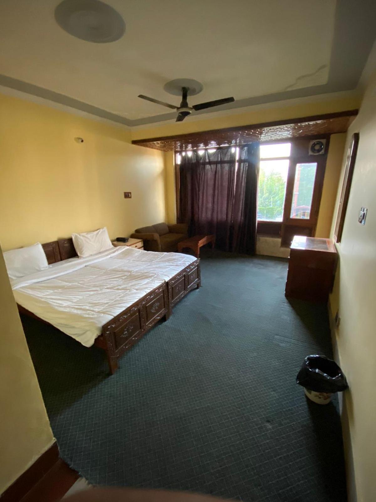 Kashmir Hill Town Hotel ศรีนาการ์ ภายนอก รูปภาพ